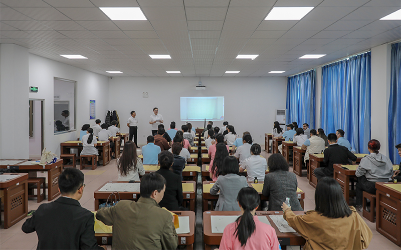 07写汉字活动现场.jpg
