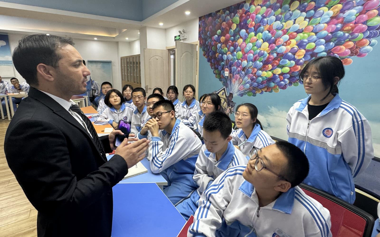 留学生阿亚思与高中生进行交流.jpg