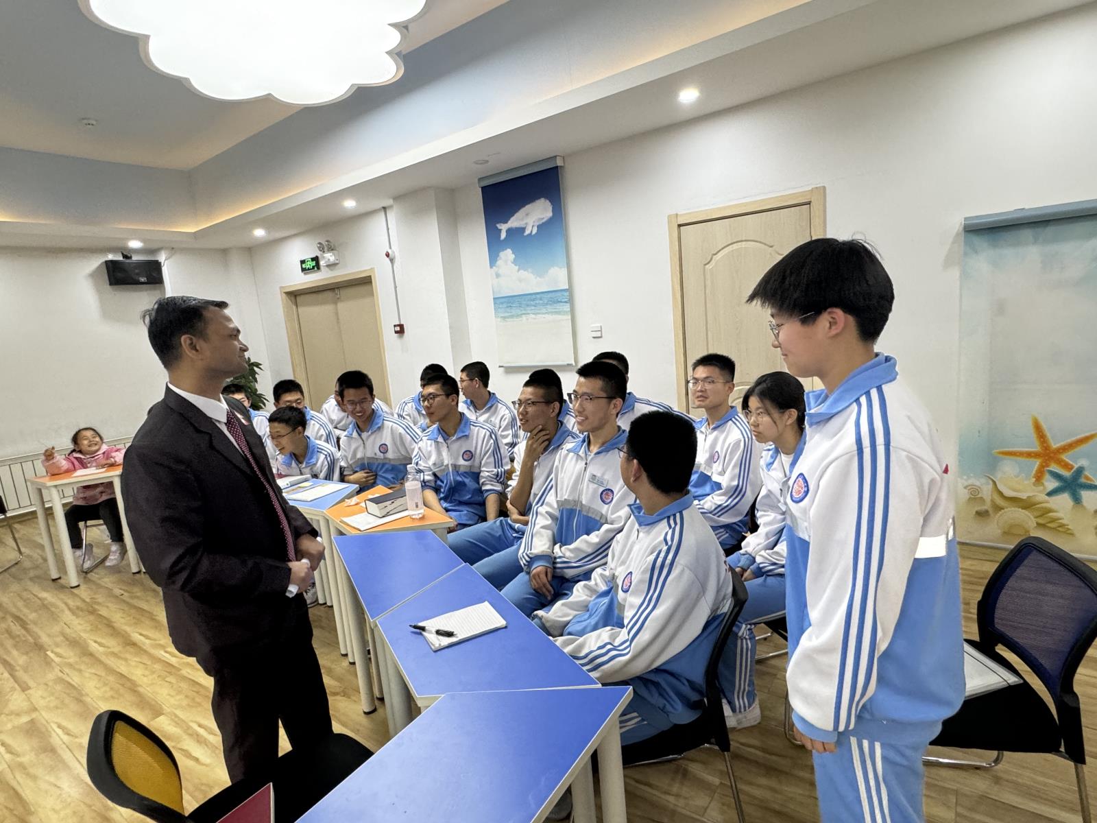 留学生普瑞萨德与高中生进行交流.jpg