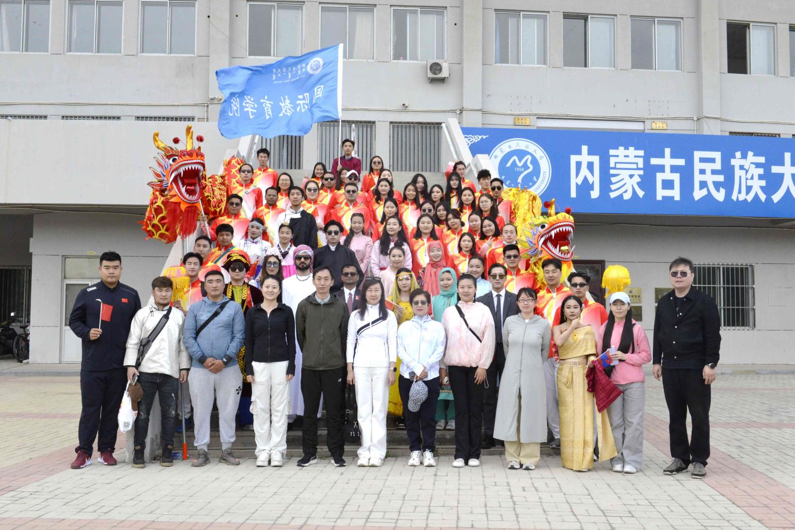 教职工和学生全体合影(1).jpg 教职工和学生全体合影(1).jpg