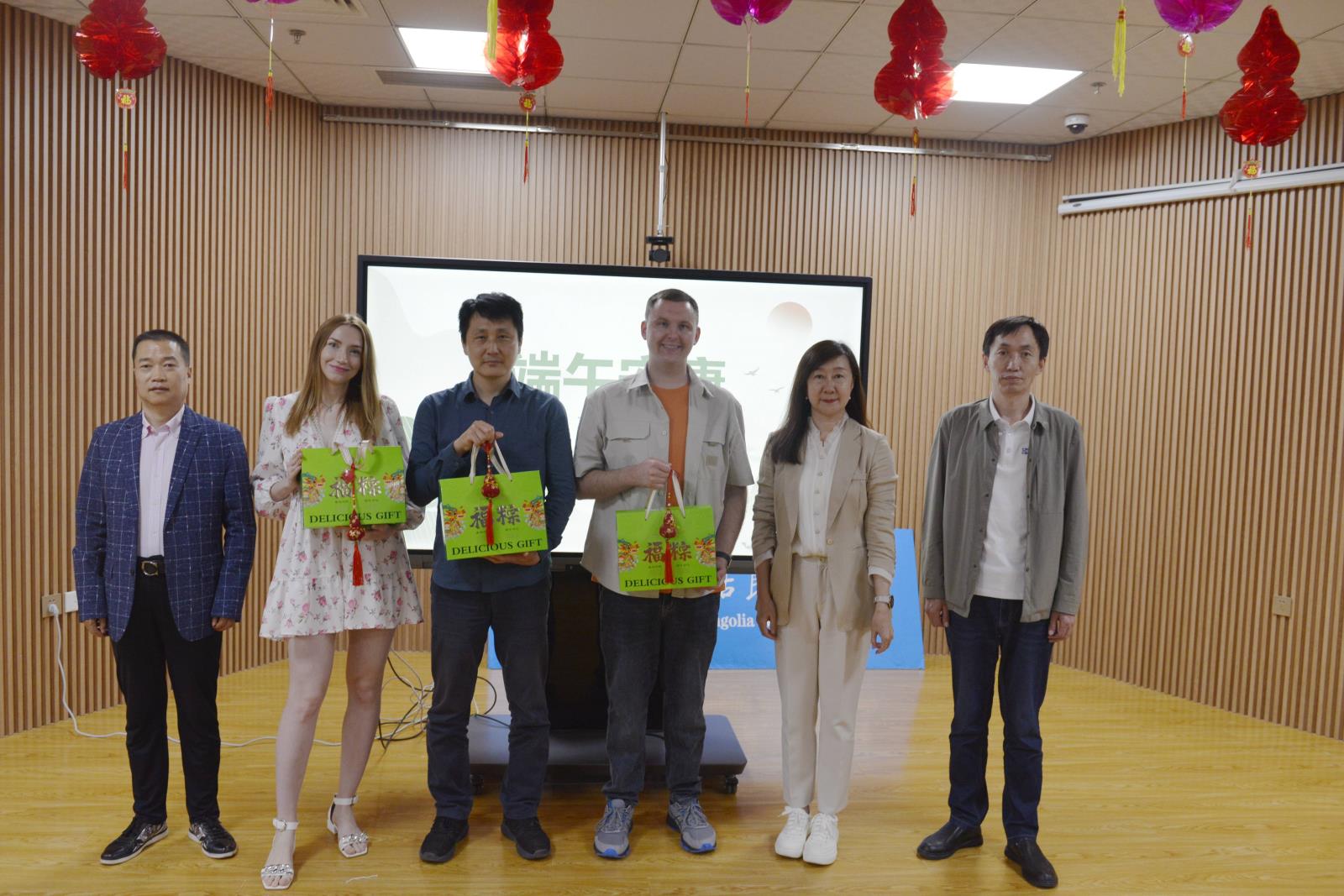 向外教赠送礼物(1).jpg