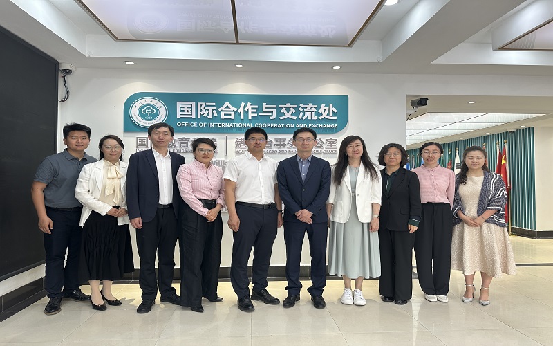 中南民族大学合影.jpg 中南民族大学合影.jpg