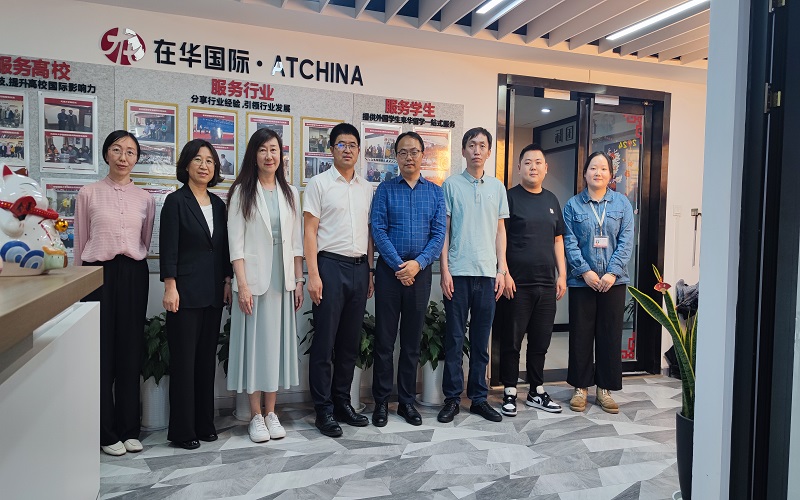 武汉在华网络科技有限公司合影.jpg 武汉在华网络科技有限公司合影.jpg