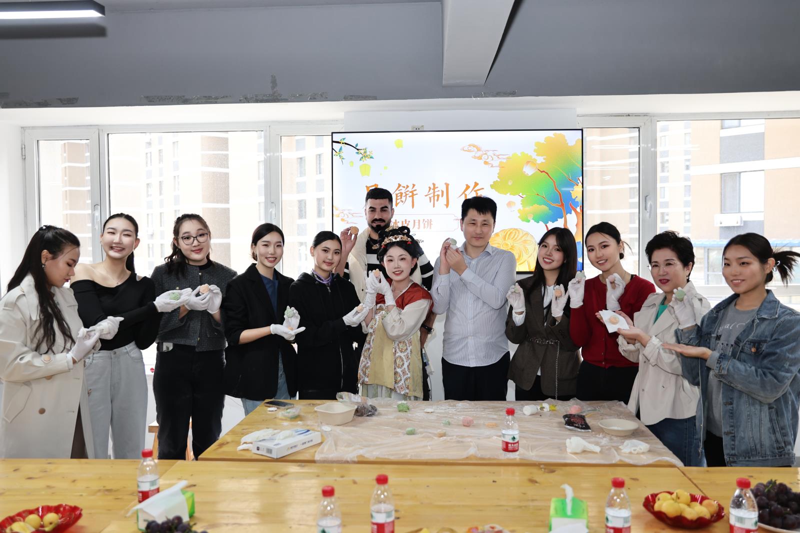 9展示制作月饼成果.jpg