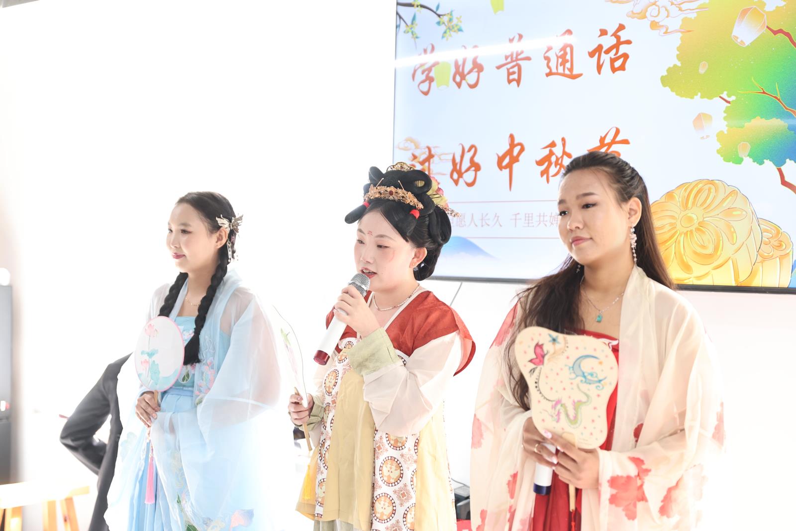 2开场曲《但愿人长久》.jpg 2开场曲《但愿人长久》.jpg