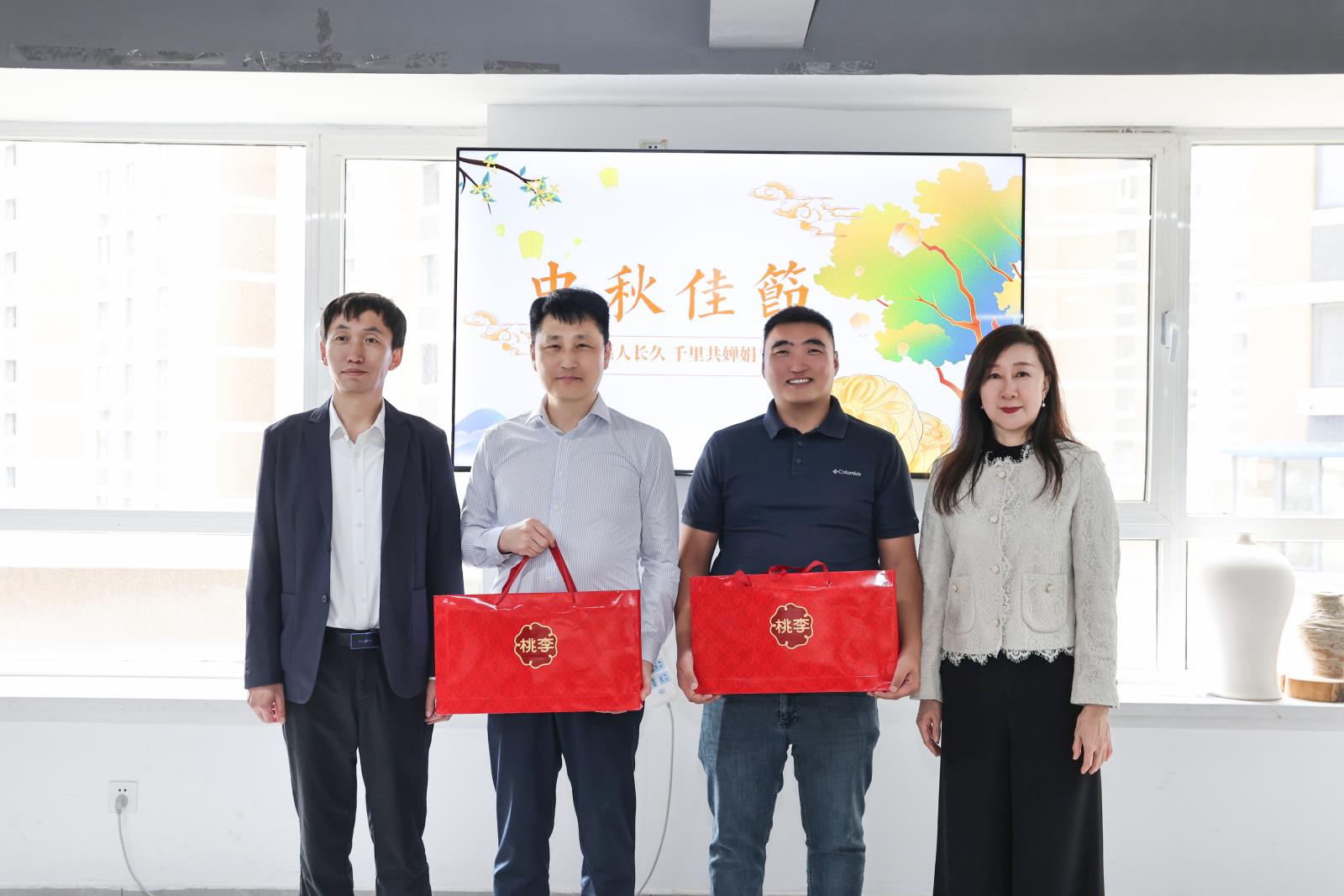 10为外籍教师发放中秋节礼物.jpg 10为外籍教师发放中秋节礼物.jpg