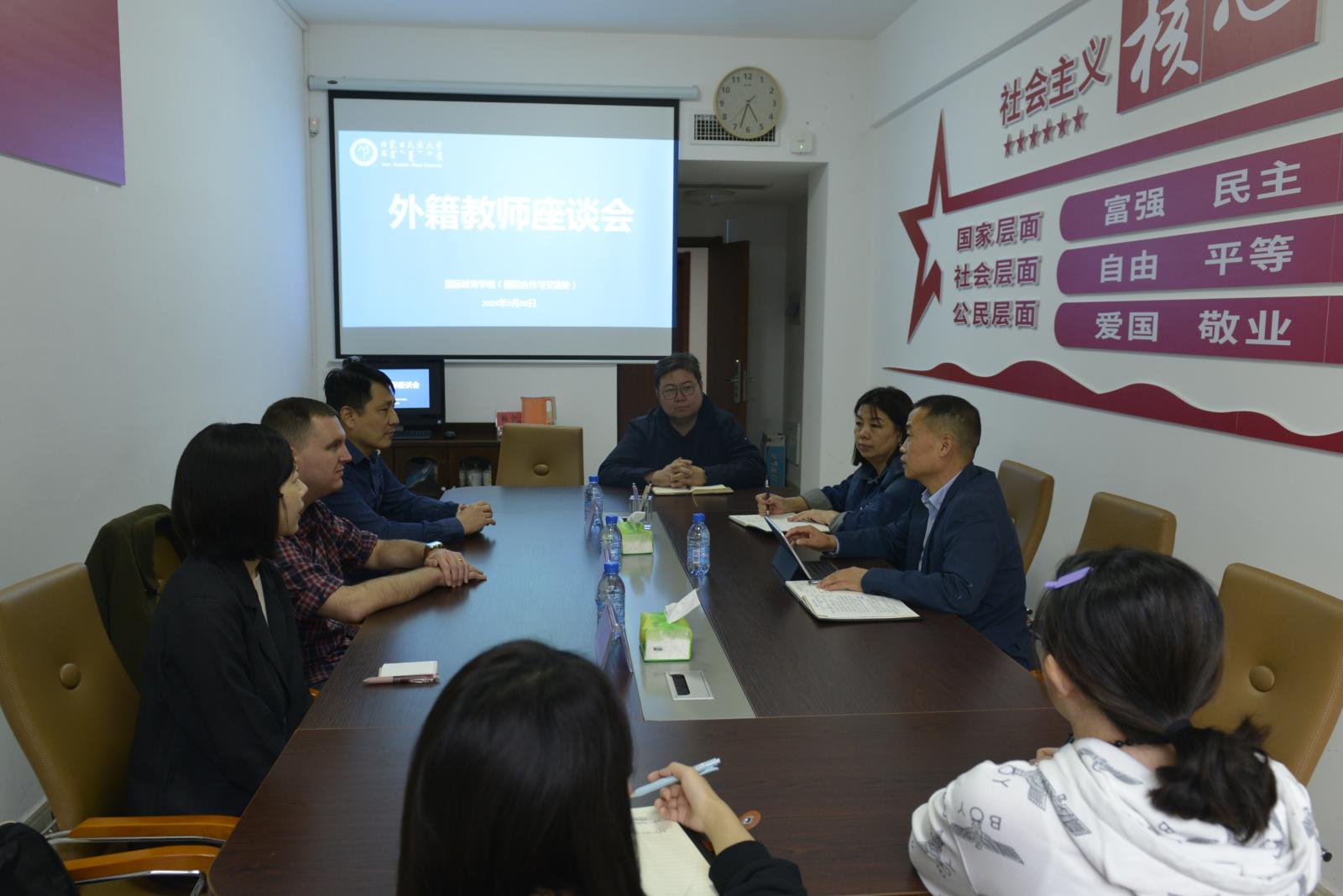 座谈会现场.jpg 座谈会现场.jpg