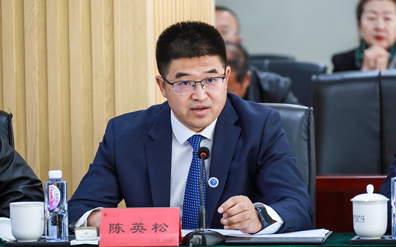 06校党委委员、副校长陈英松主持会议.png