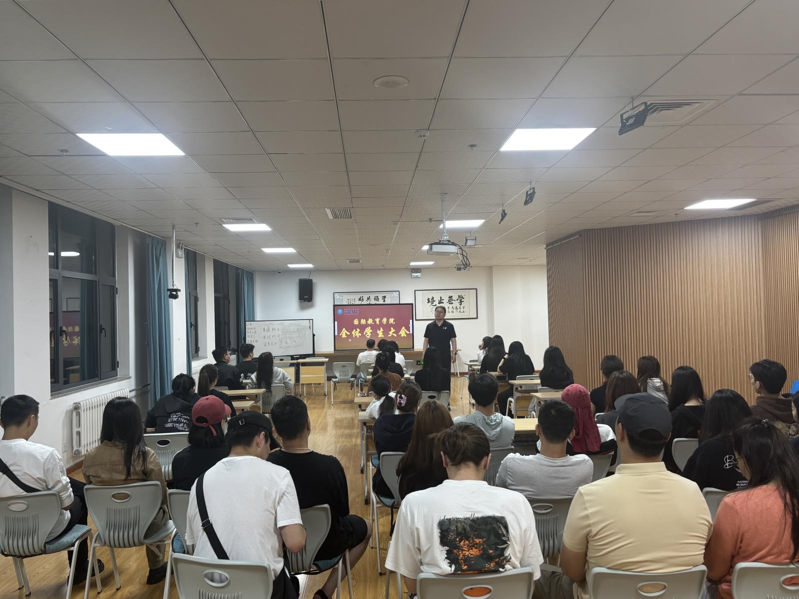 会议现场.jpg